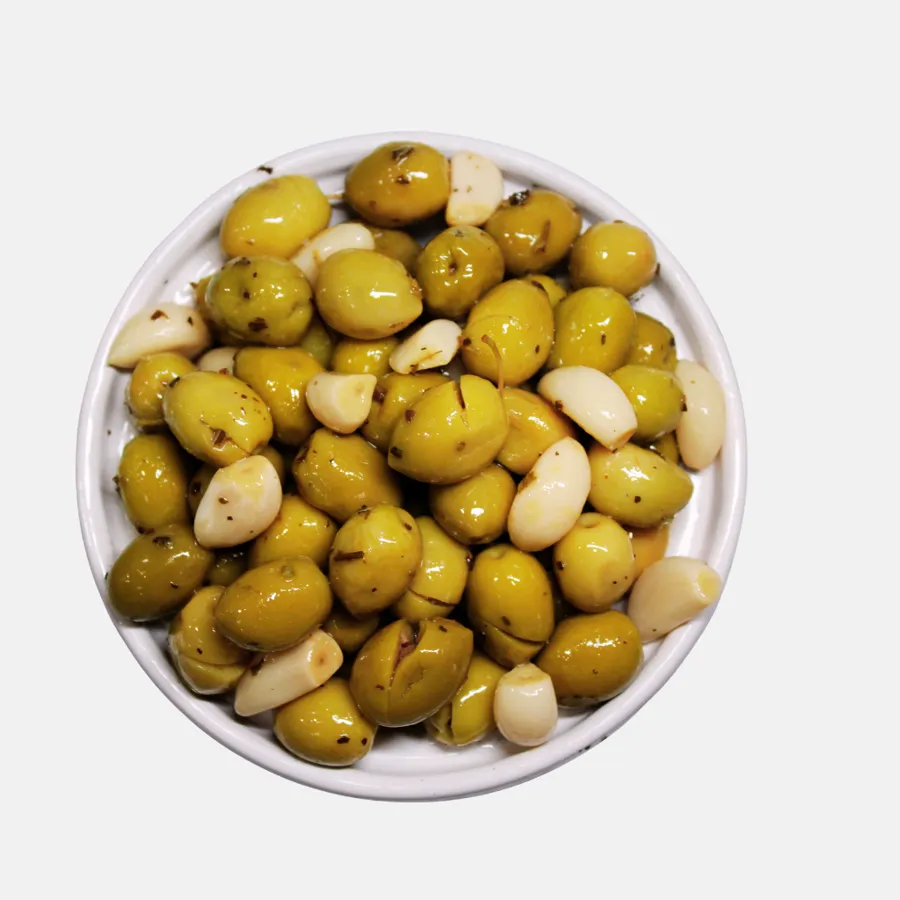 Olives vertes cassées à l’ail