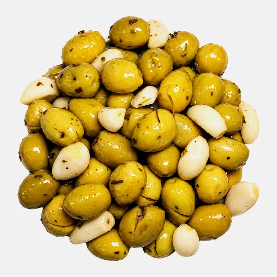 Olives vertes cassées à l’ail